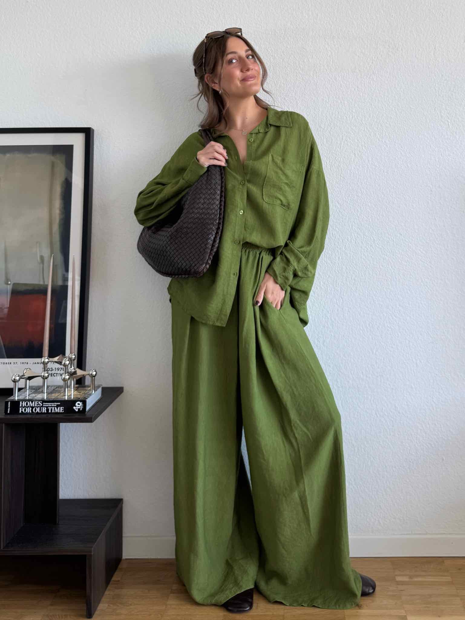 Unser Set aus einer Oversized Bluse und Hose aus Viskose in Green von Maingold Basics