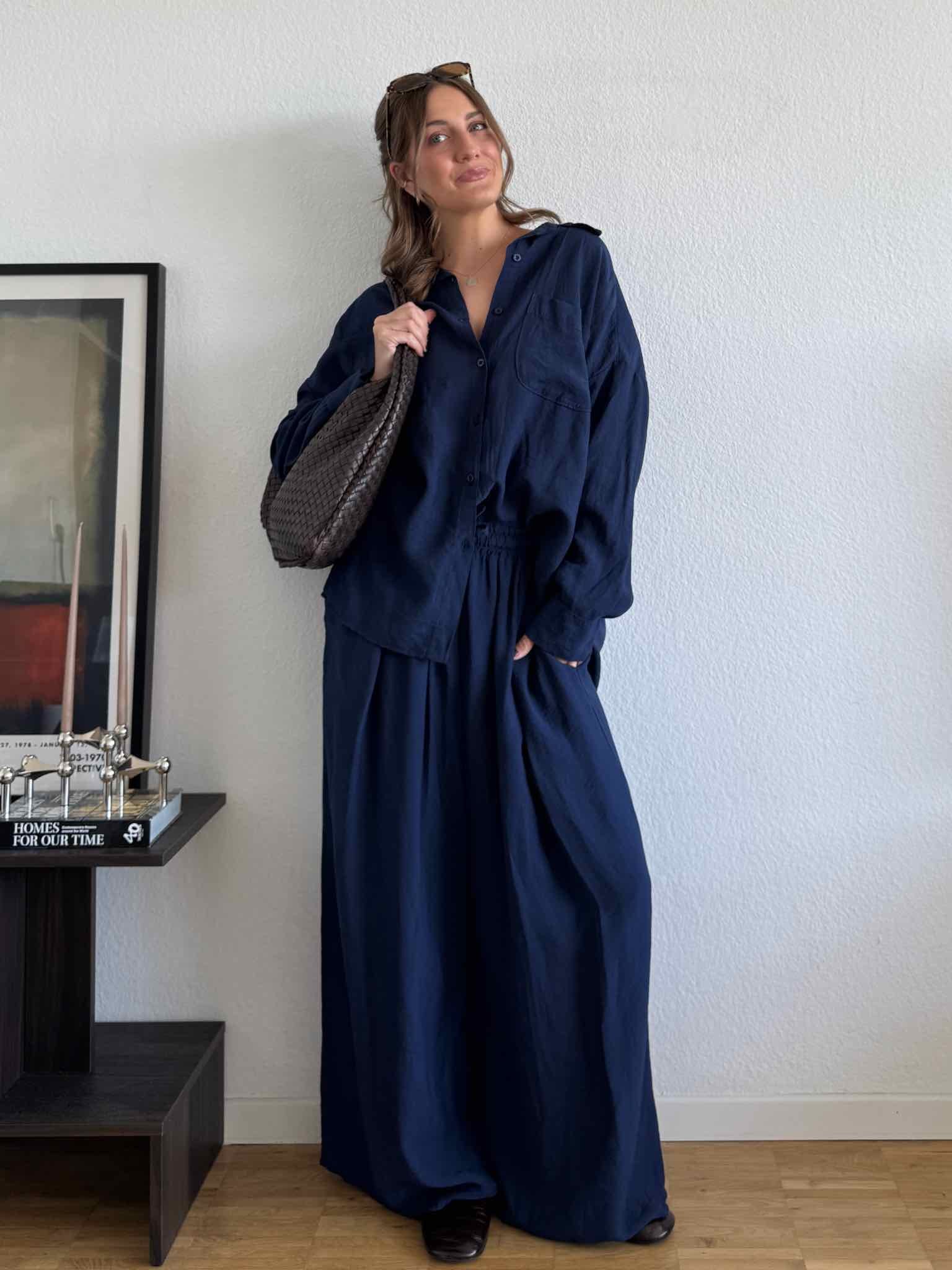Unser Set aus einer Oversized Bluse und Hose aus Viskose in Navy Blue von Maingold Basics
