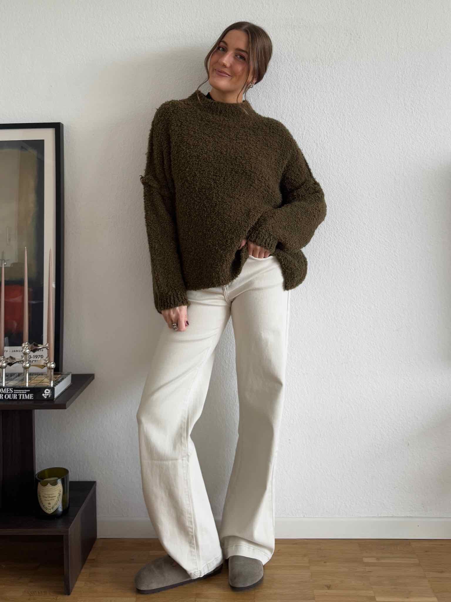Oversized Bouclé Pulli mit Stehkragen für Damen in Olive von Maingold Basics