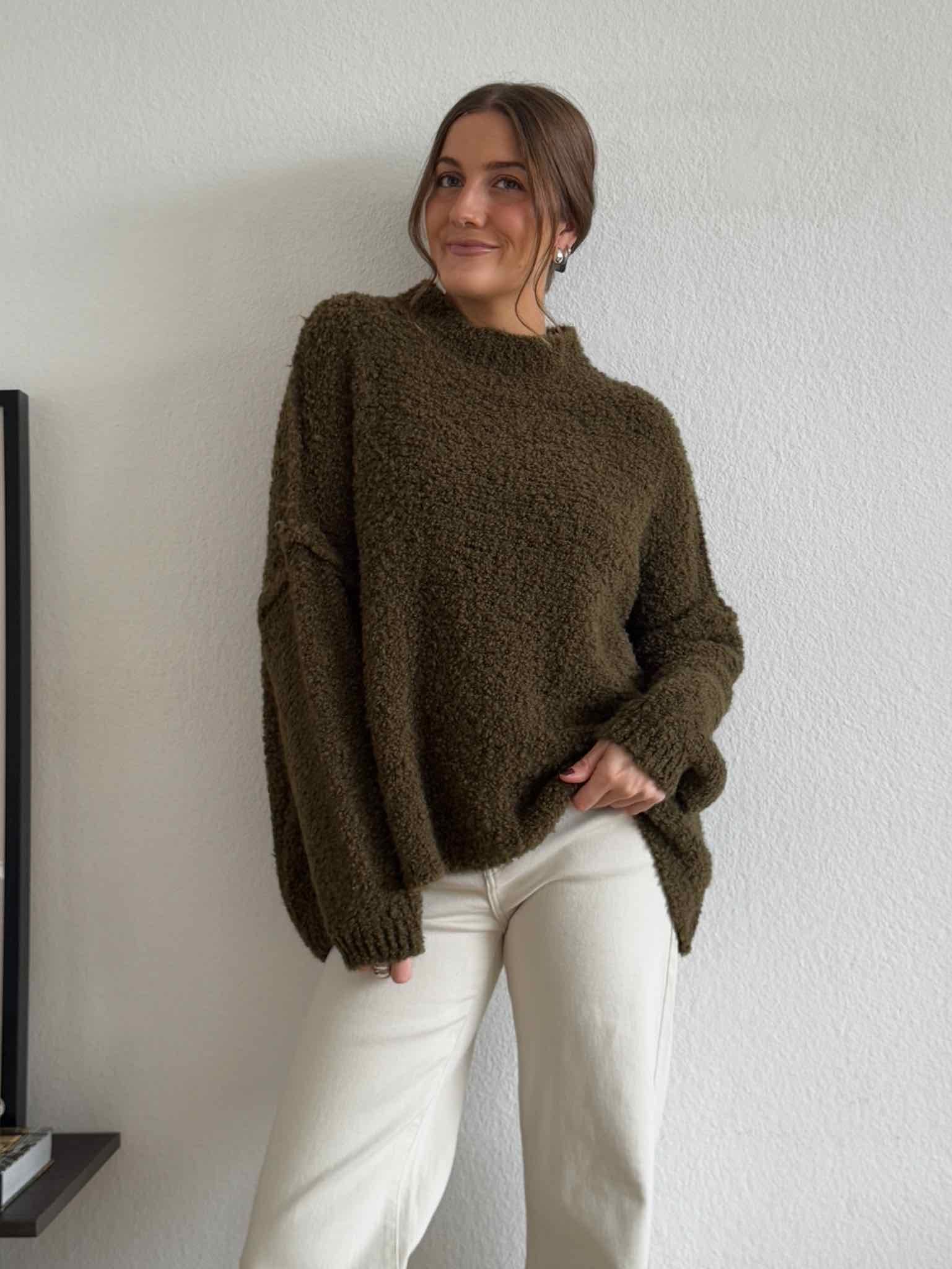 Oversized Bouclé Pulli mit Stehkragen für Damen in Olive von Maingold Basics