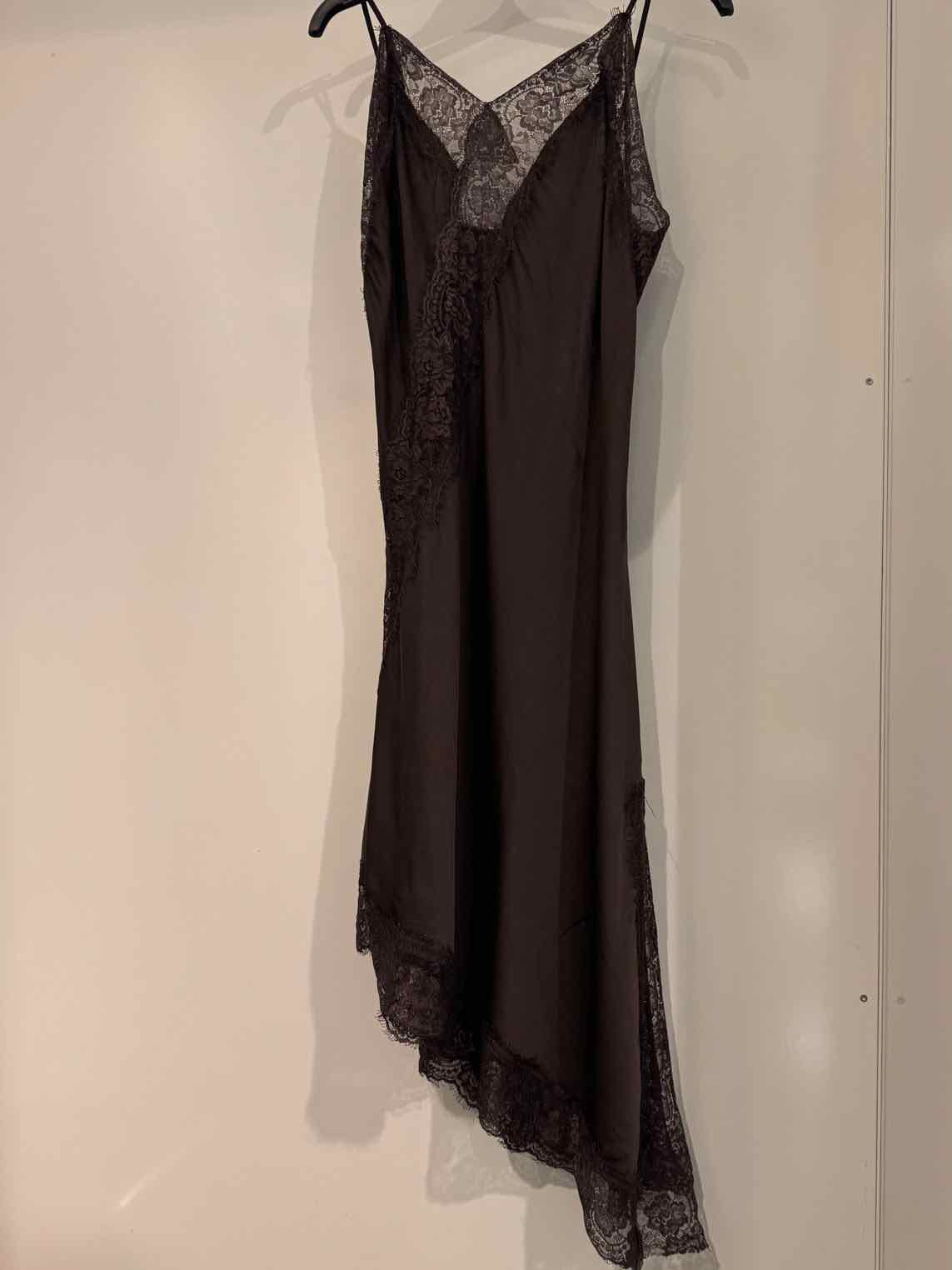 Asymmetrisches Satin Kleid mit Spitze - Chocolate