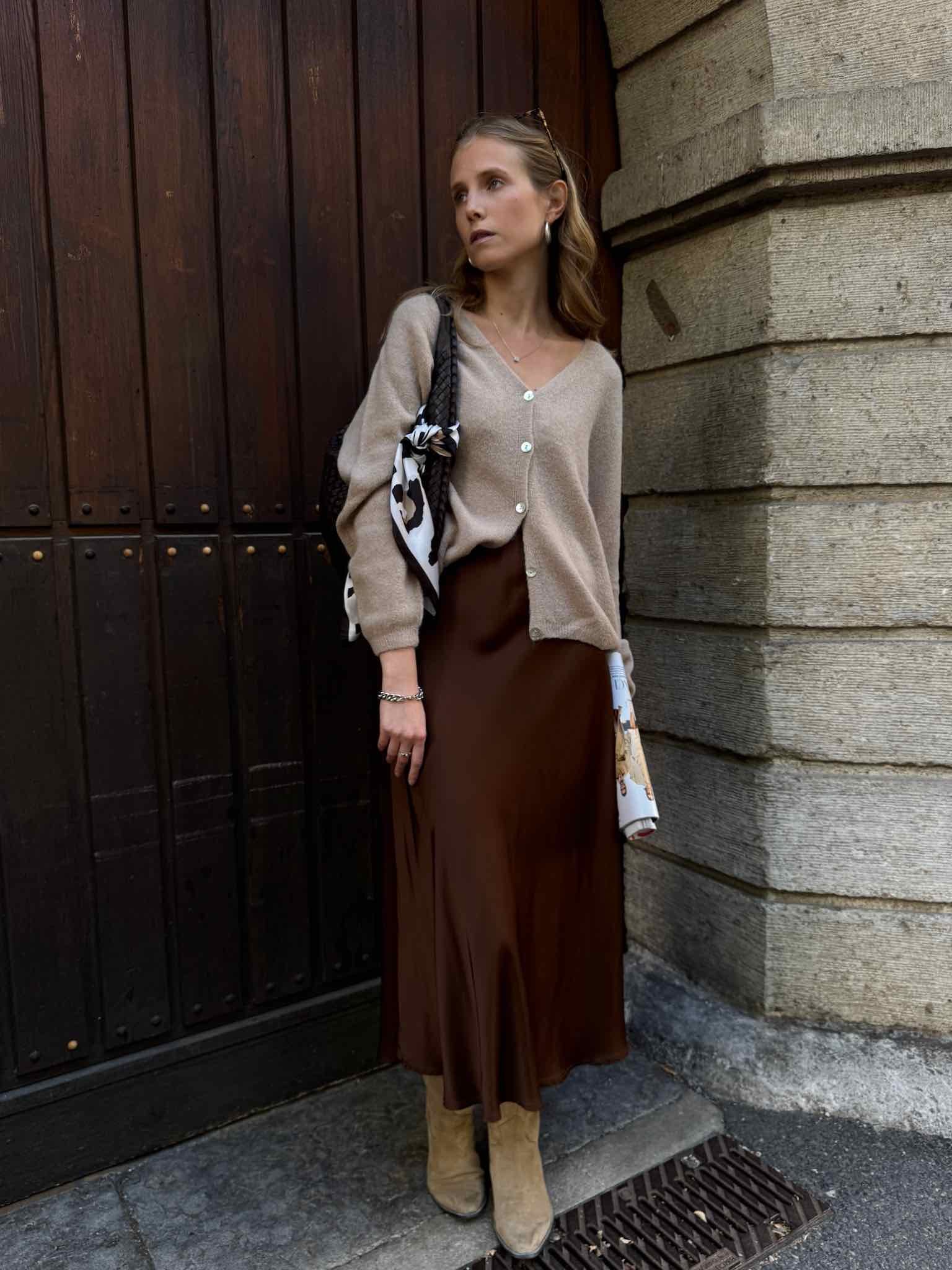 Satin Look Rock für Damen in Hazelnut von Maingold Basics