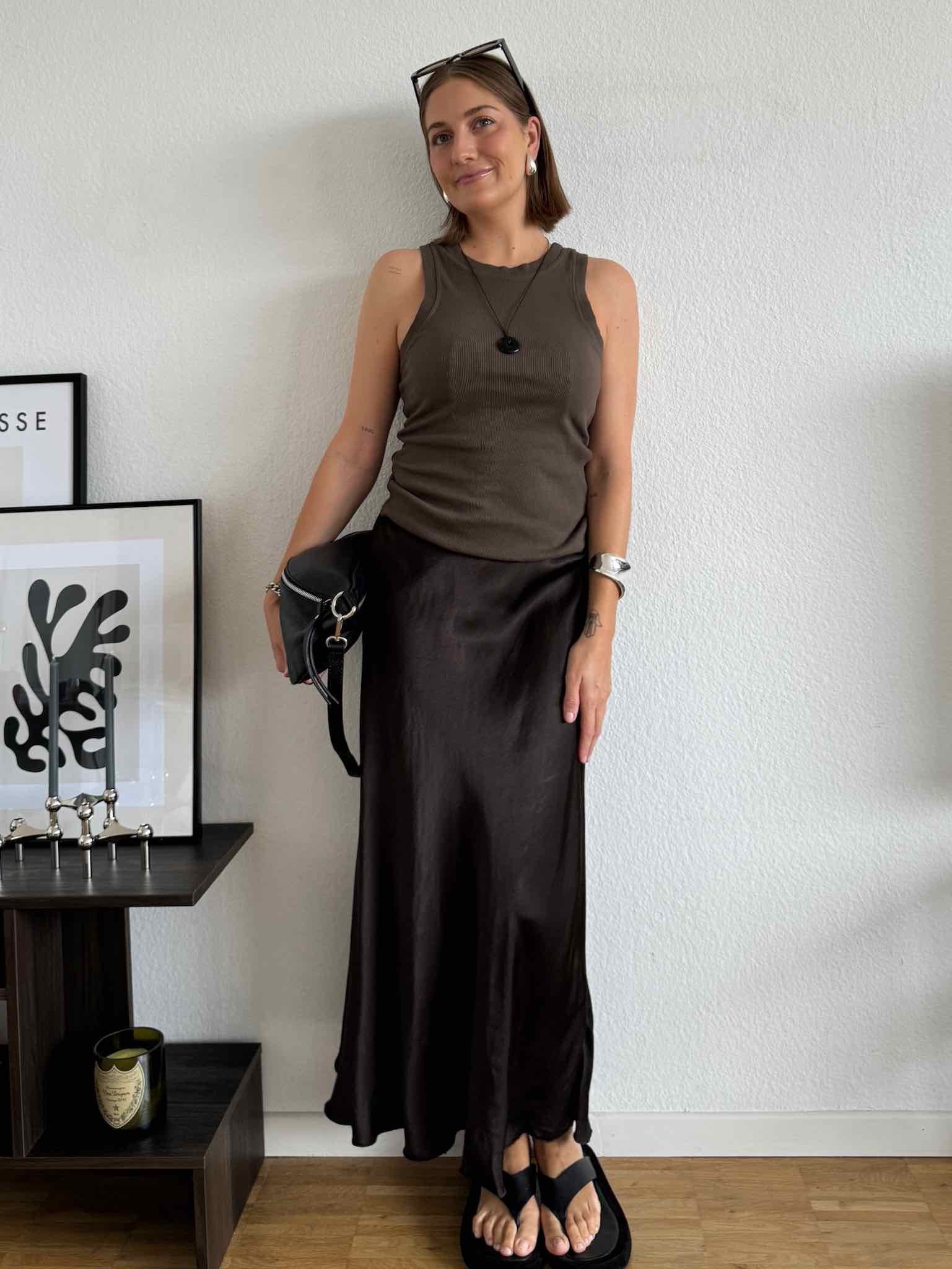 Satin Look Rock für Damen in Chocolate von Maingold Basics