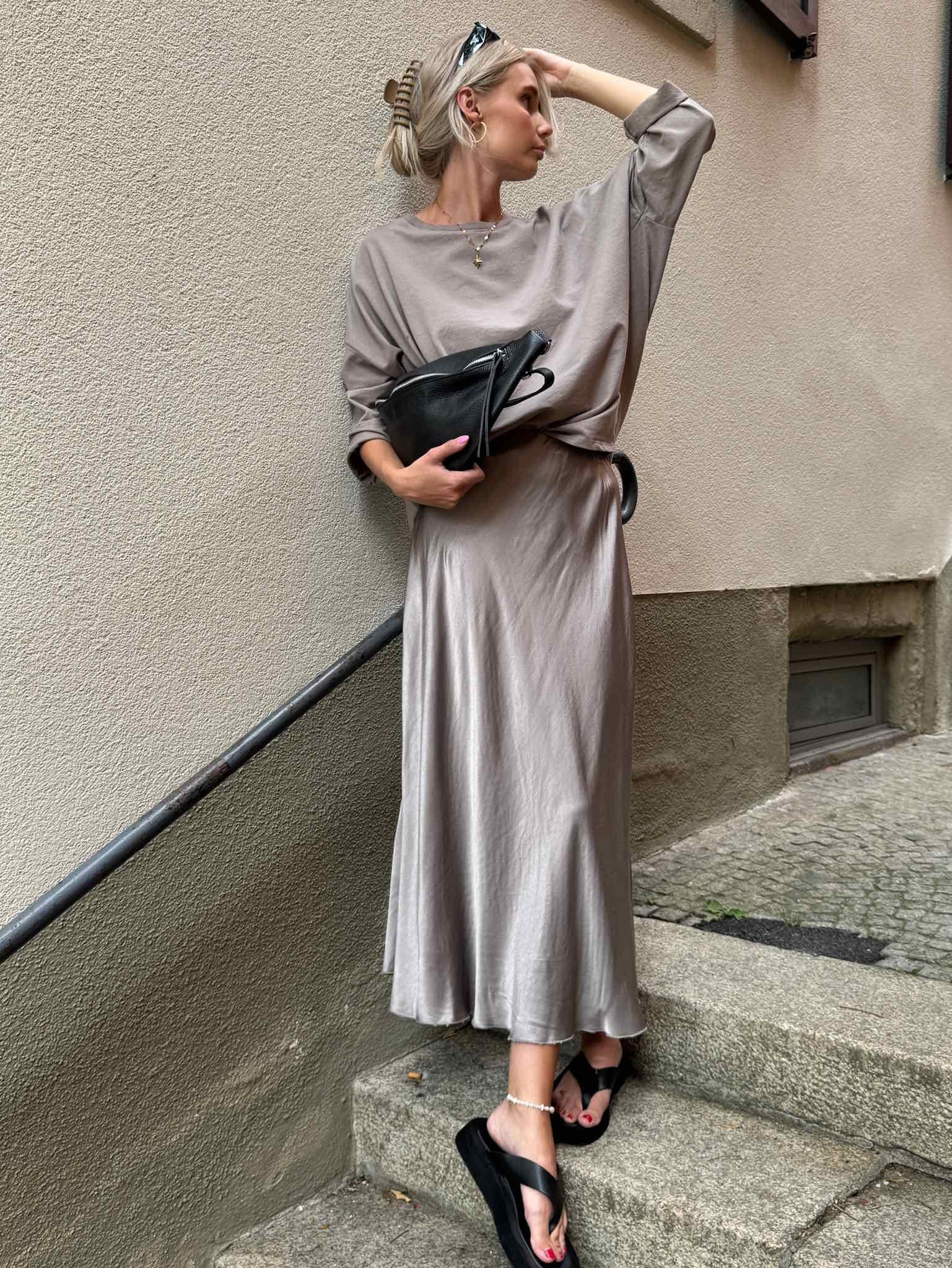 Satin Look Rock in Taupe für Damen von Maingold Basics