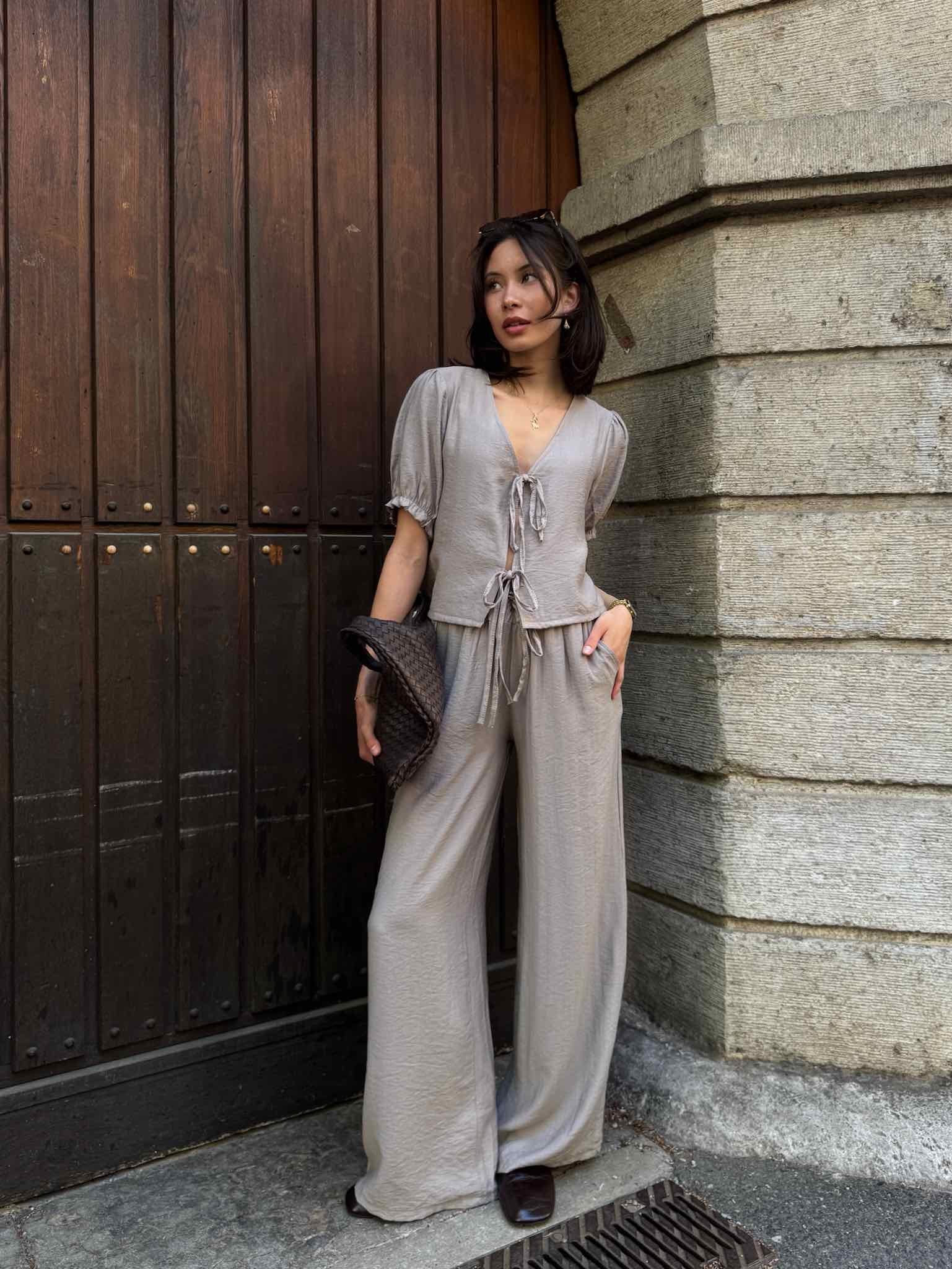 Set aus Bluse zum Schnüren & lockerer Hose für Damen in Taupe von Maingold Basics