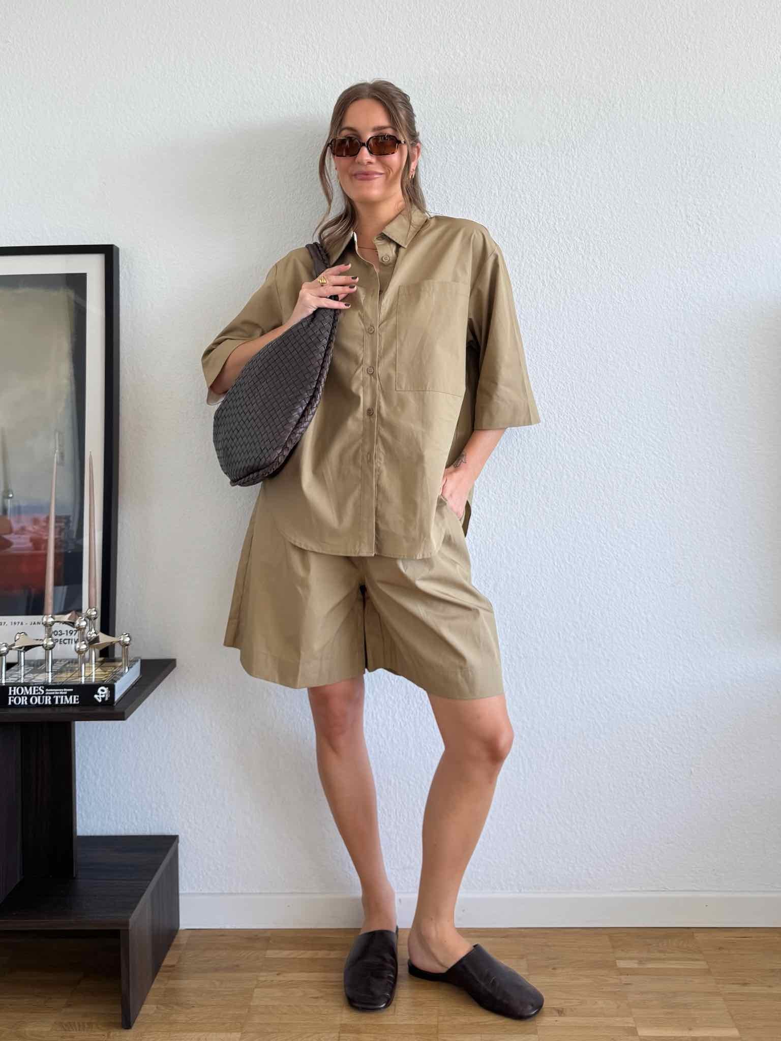 Set aus Oversized Kurzarm Hemd & Bermuda Shorts für Damen in Khaki von Maingold Basics