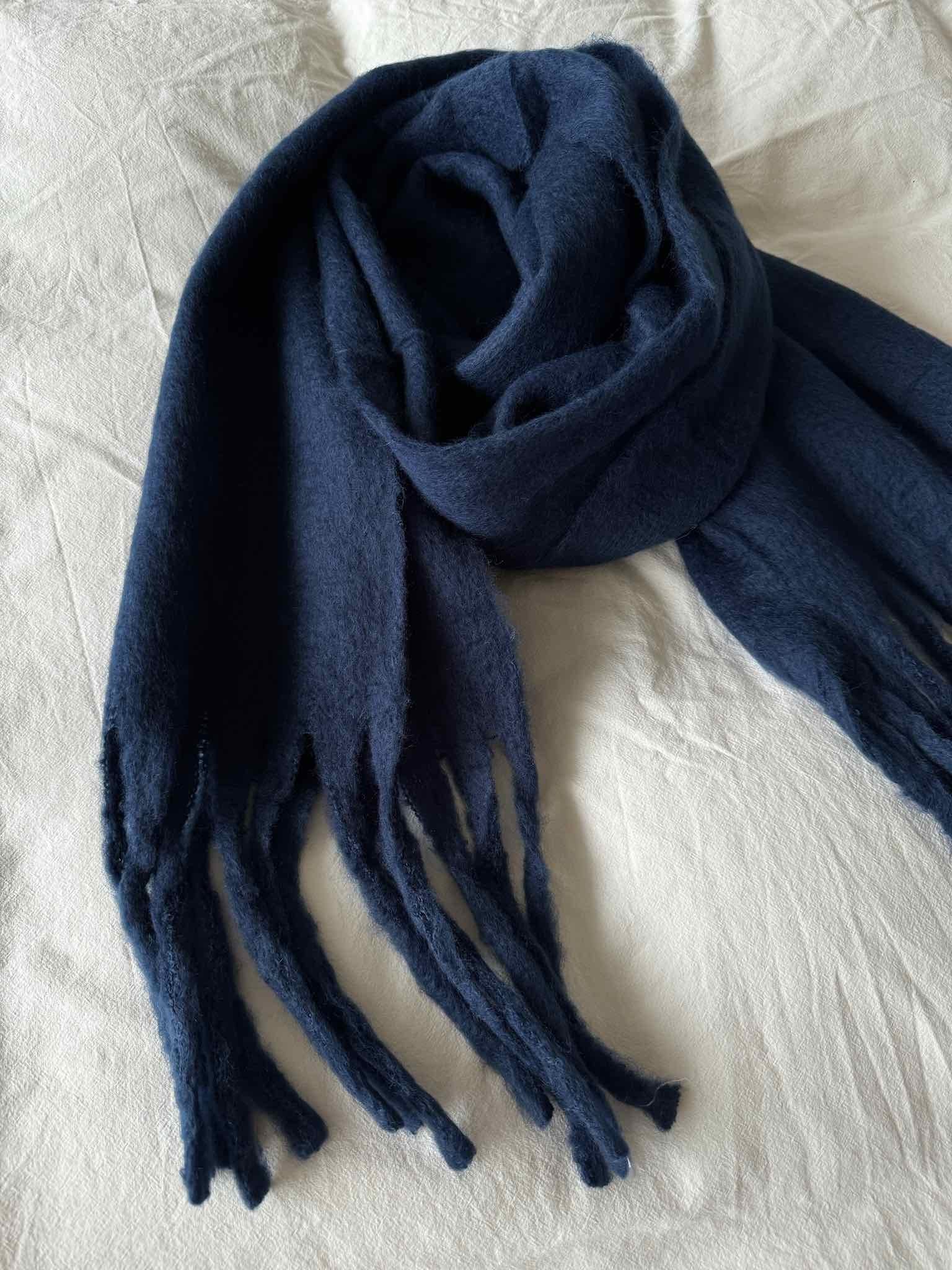 Soft Knit Scarf mit Fransen für Damen in Navy von Maingold Basics