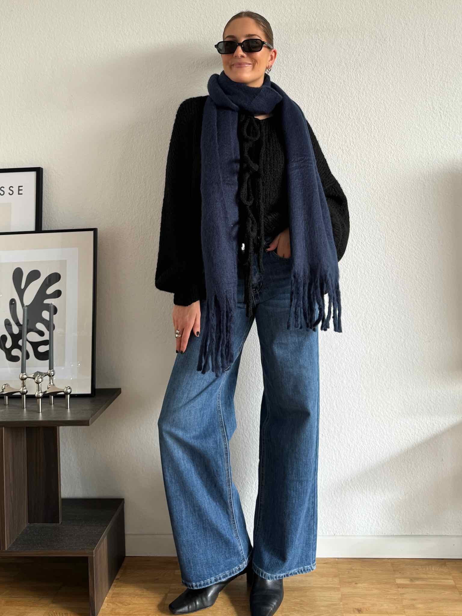 Soft Knit Scarf mit Fransen für Damen in Navy von Maingold Basics