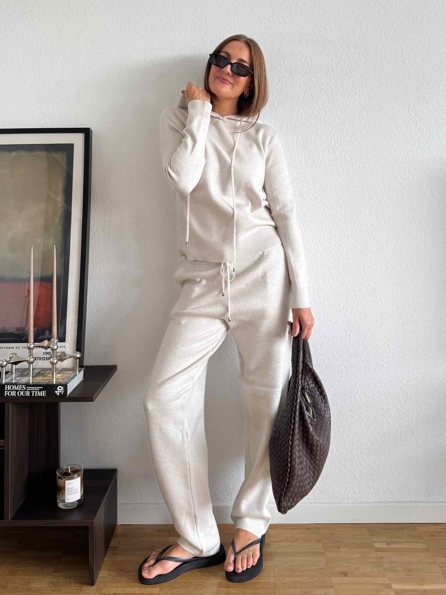 Set aus Strick-Hoodie und Hose aus Viskose-Mix für Damen in Beige von Maingold Basics