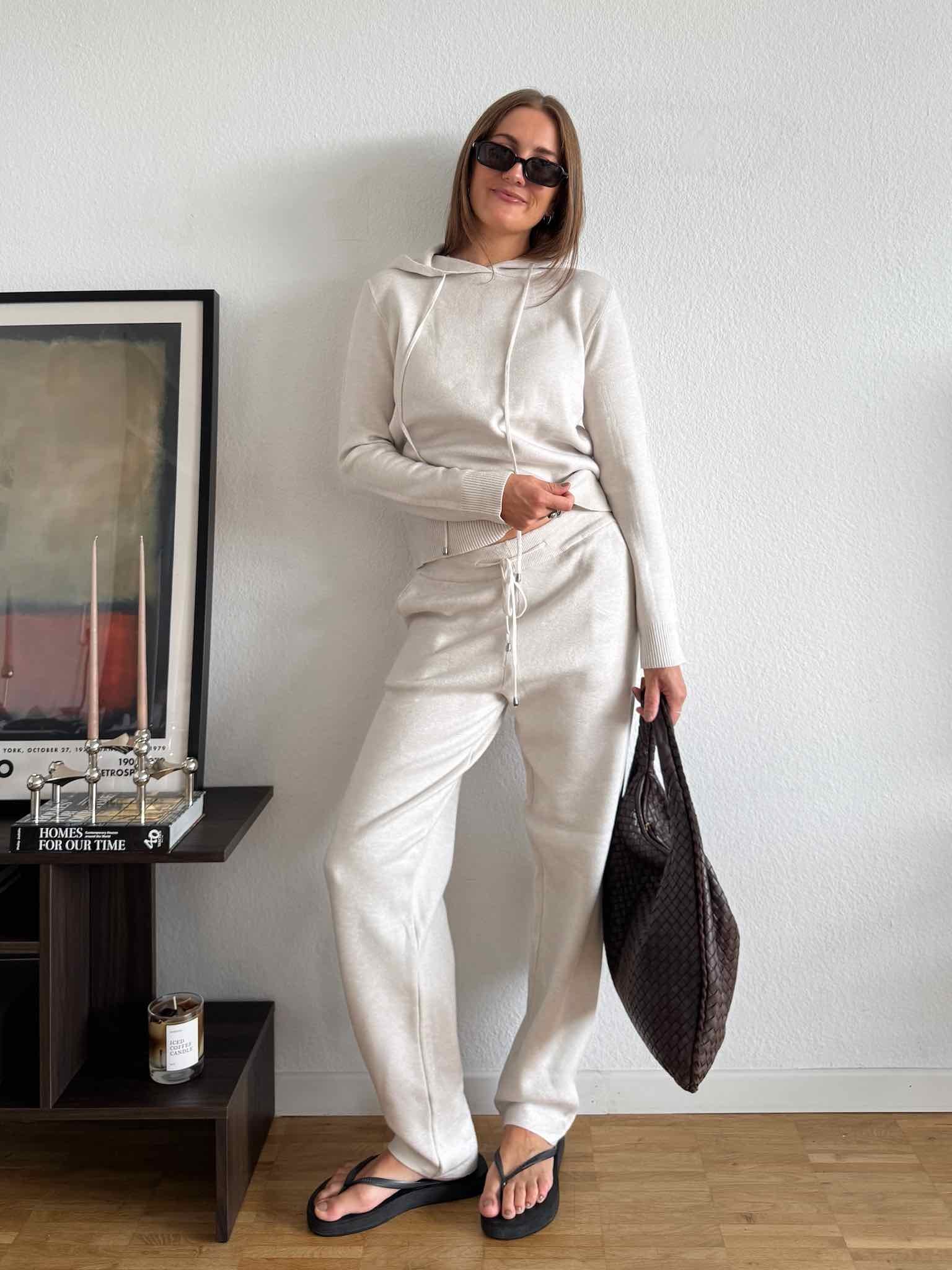 Set aus Strick-Hoodie und Hose aus Viskose-Mix für Damen in Beige von Maingold Basics