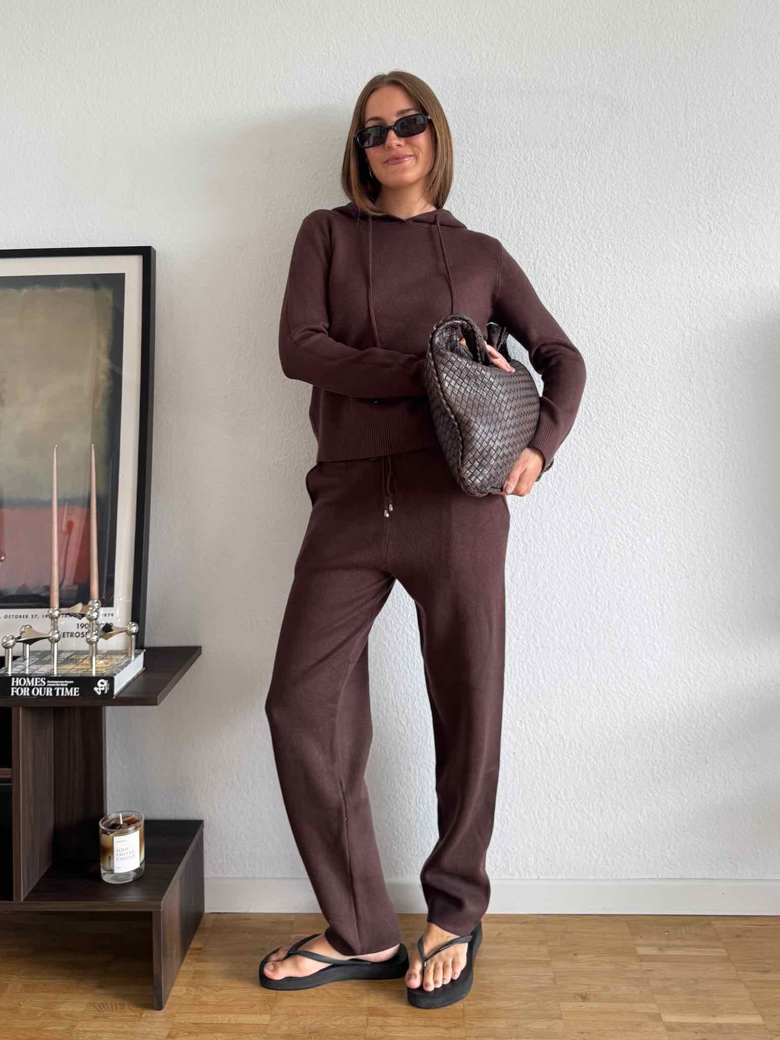 Strick-Set aus Hoodie und Hose aus Viskose-Mix für Damen in Chocolate von Maingold Basics