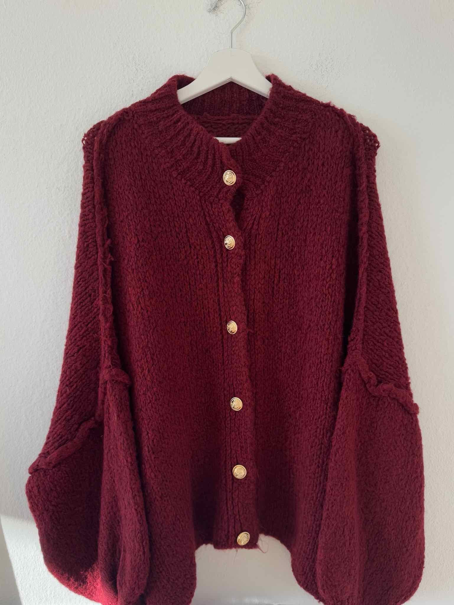 Super Oversize Cardigan mit Goldknöpfen für Damen in Bordeaux von Maingold Basics