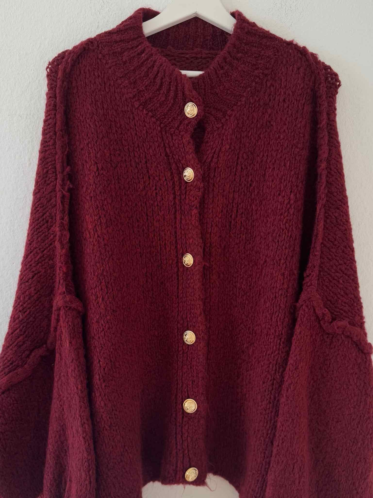 Super Oversize Cardigan mit Goldknöpfen für Damen in Bordeaux von Maingold Basics