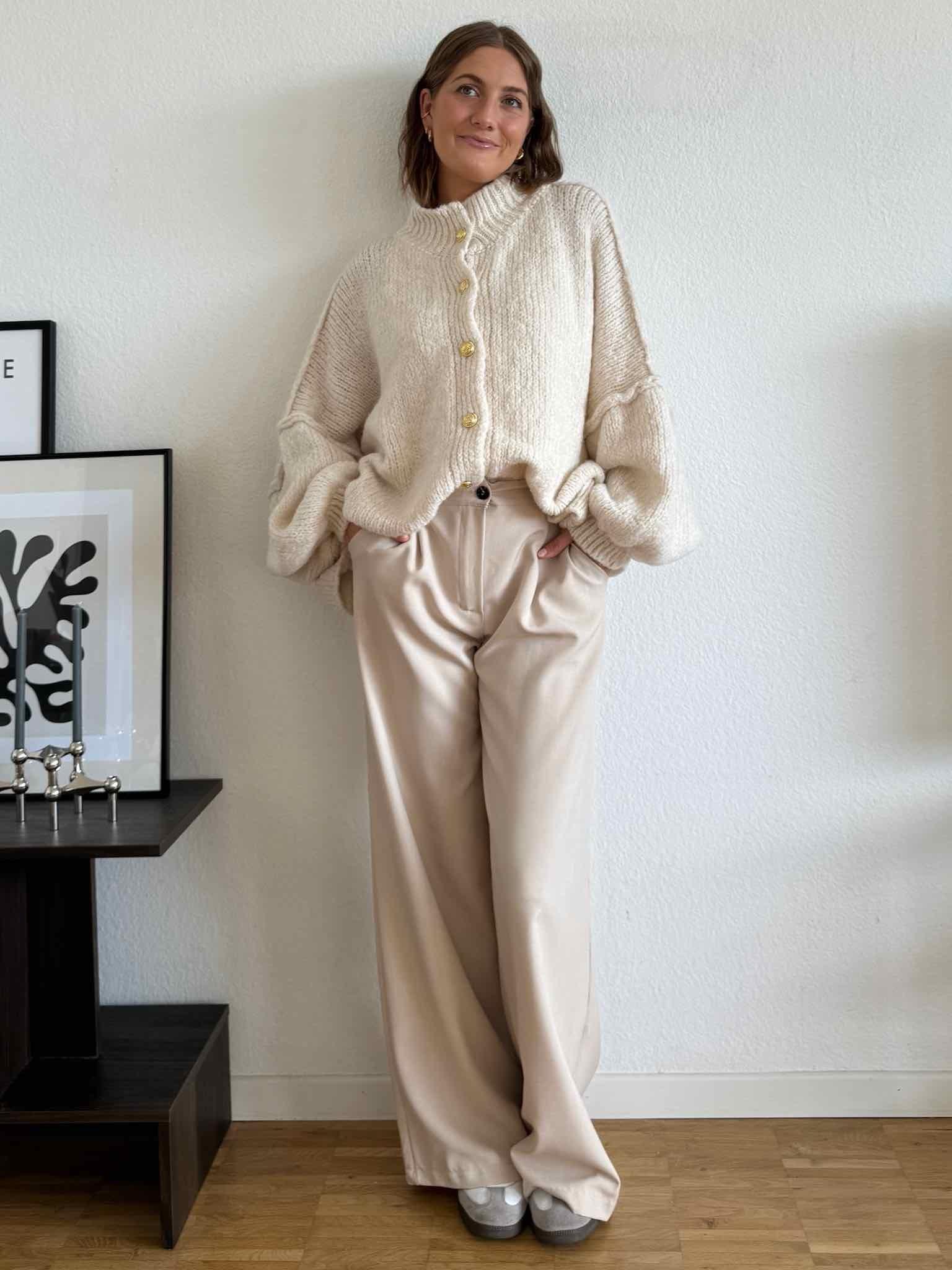 Super Oversize Cardigan mit Goldknöpfen für Damen in Creme von Maingold Basics