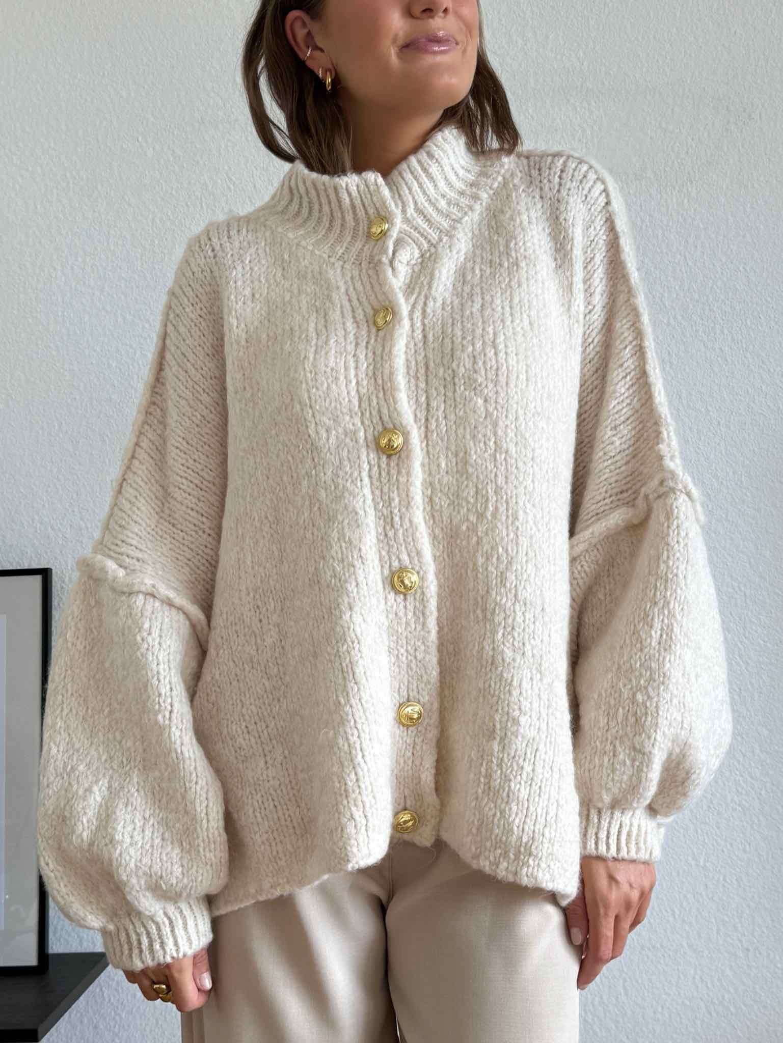 Super Oversize Cardigan mit Goldknöpfen für Damen in Creme von Maingold Basics