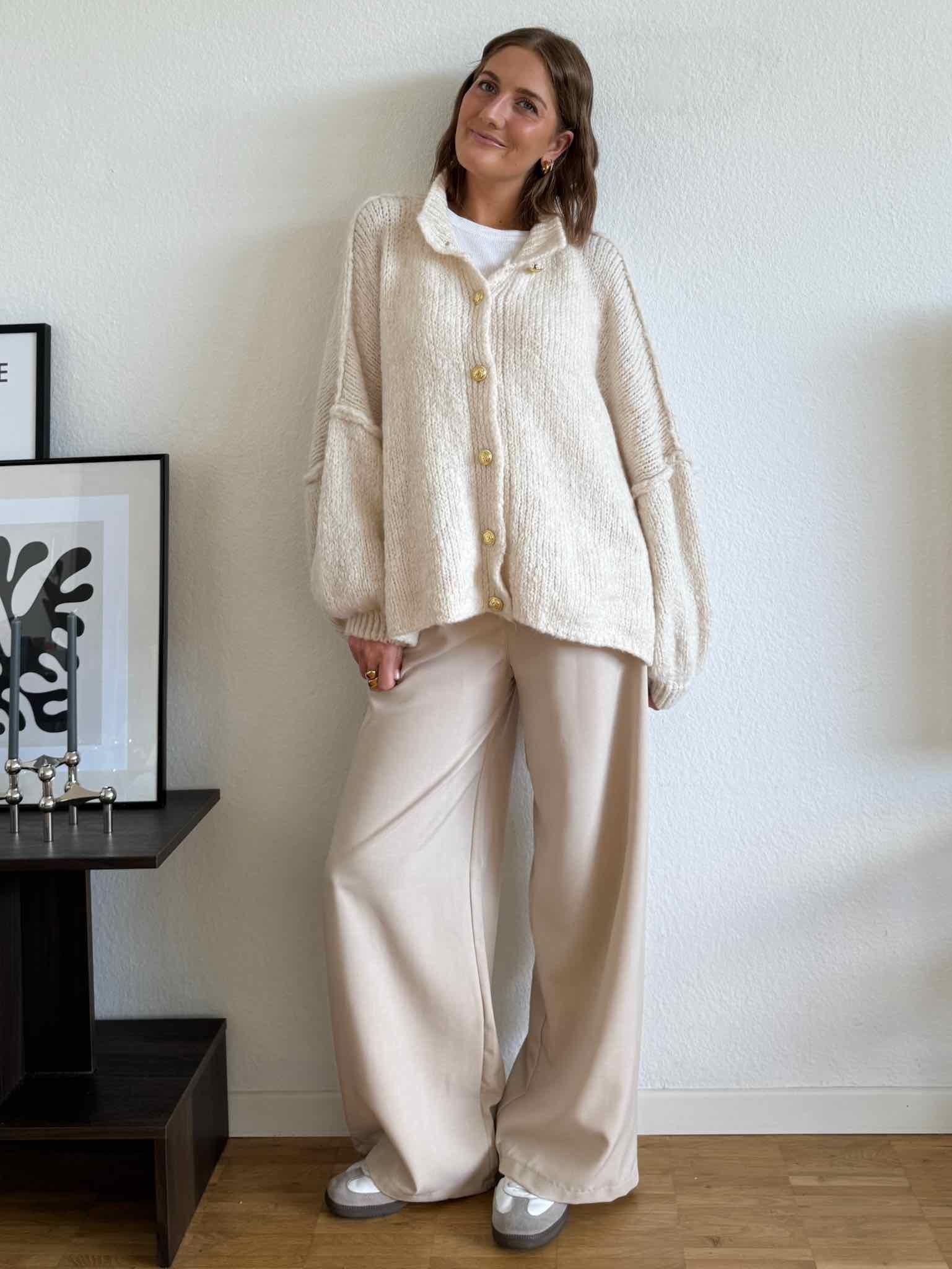 Super Oversize Cardigan mit Goldknöpfen für Damen in Creme von Maingold Basics