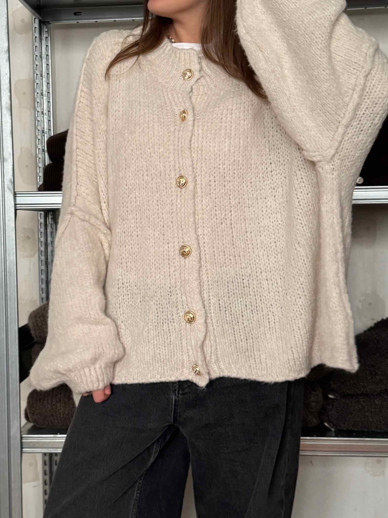 Super Oversize Cardigan mit Goldknöpfen für Damen in Creme von Maingold Basics
