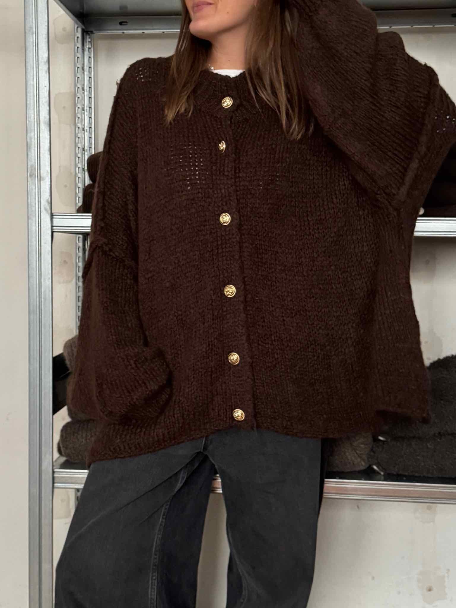 Super Oversize Cardigan mit Goldknöpfen für Damen in Schokobraun von Maingold Basics