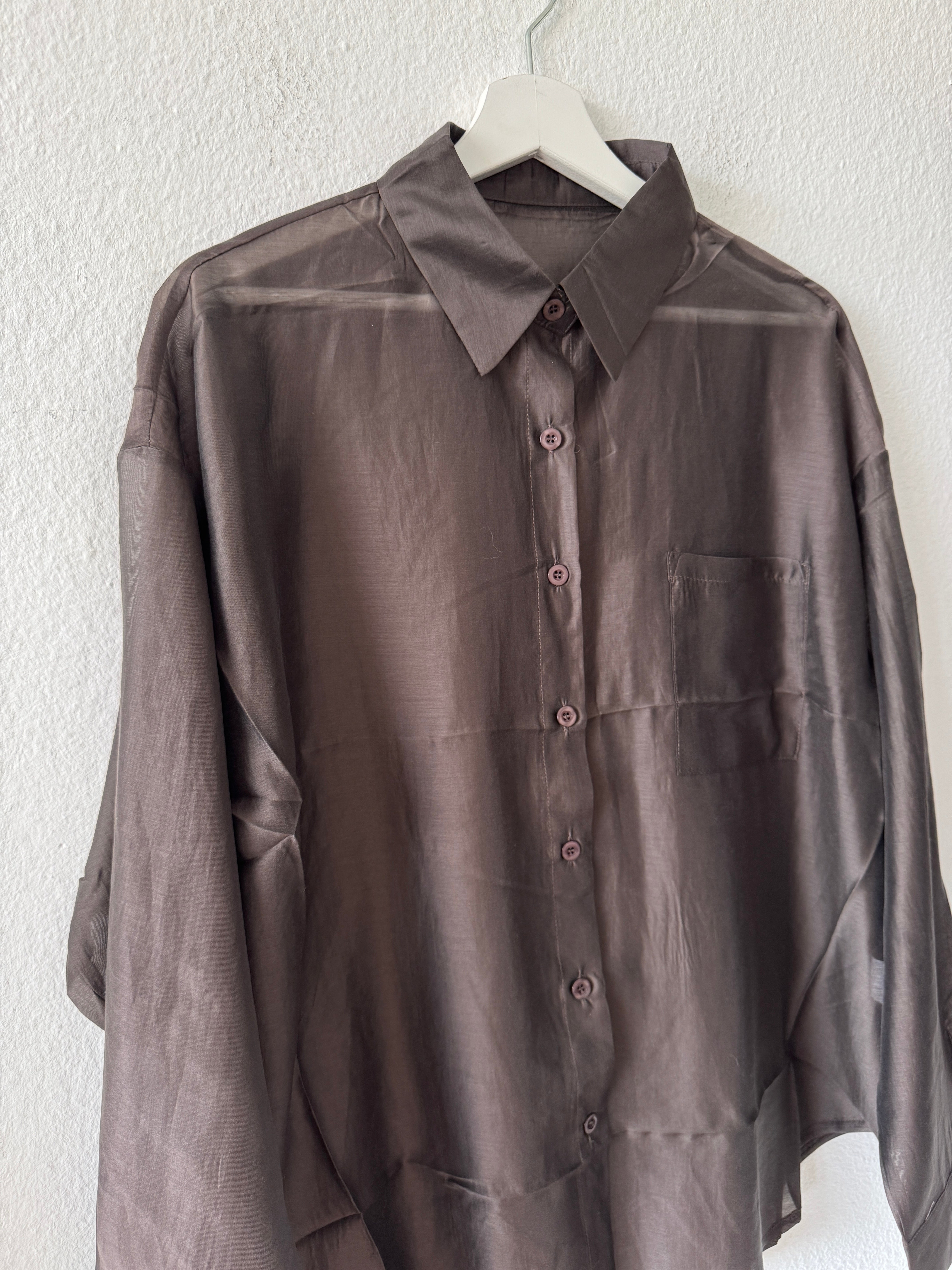 Transparente Oversize Bluse in Dark Taupe von Maingold Basics