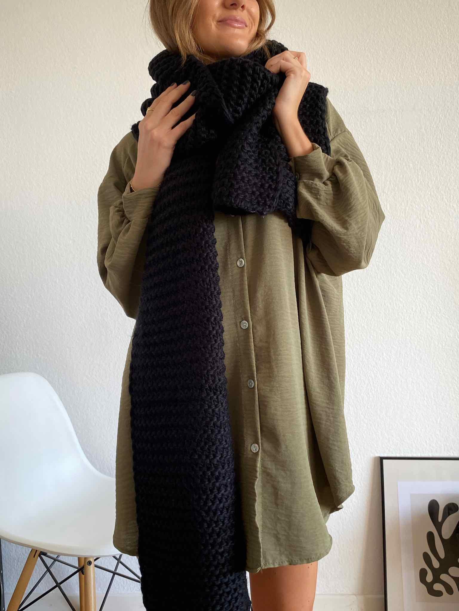 XL Knit Scarf für Damen in Black von maingoldbasics.de