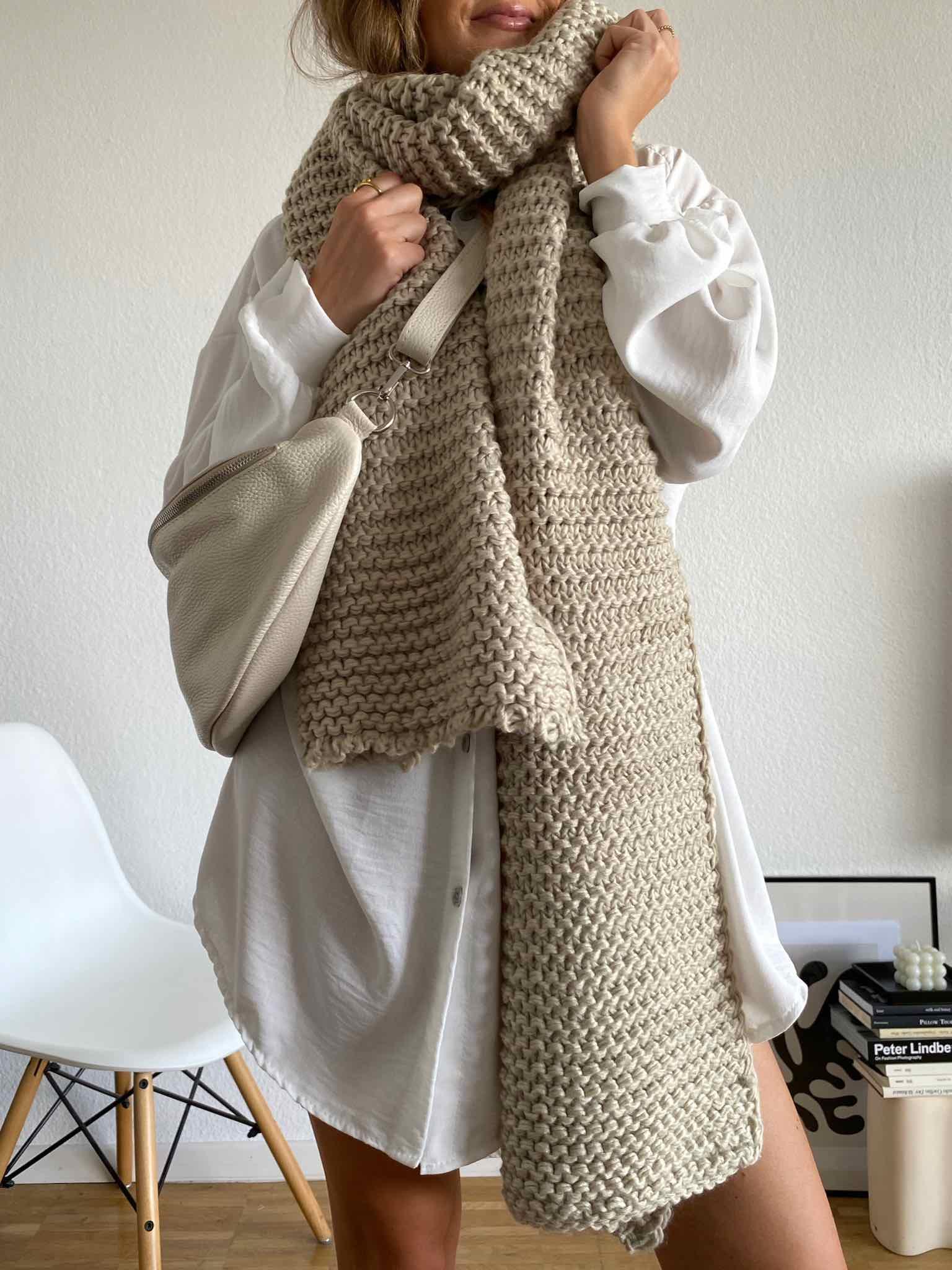 XL Knit Scarf für Damen in Greige von maingoldbasics.de