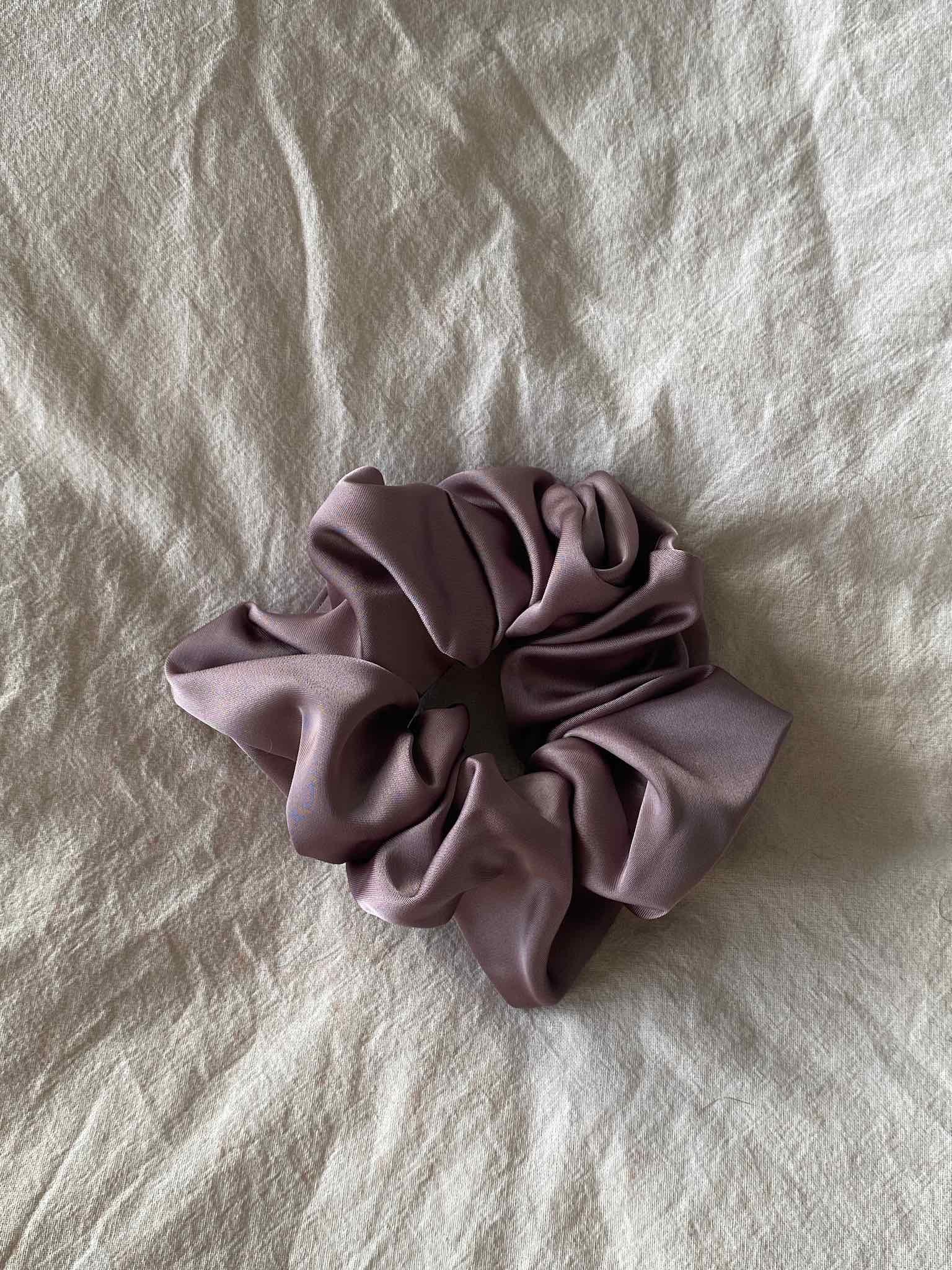 XL Silk Scrunchie für Damen in Grey/Lilac von Maingold Basics