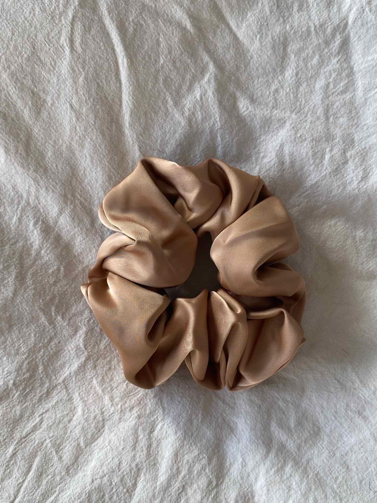 XL Silk Scrunchie für Damen in Latte Macchiato von Maingold Basics